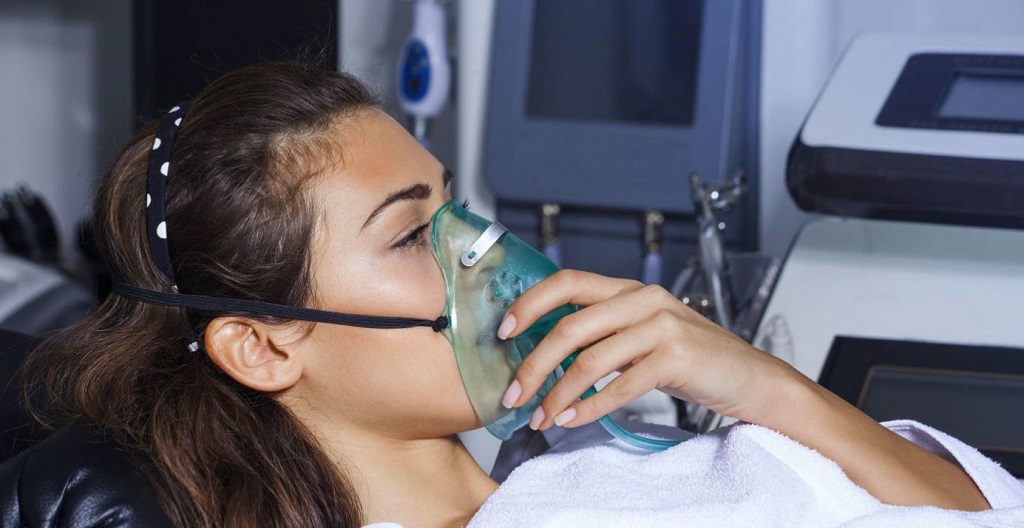 Ингаляции через маску. Кислородная маска для дыхания в больнице. Кислородная маска оксигенотерапия. Оксигенотерапия прибор.